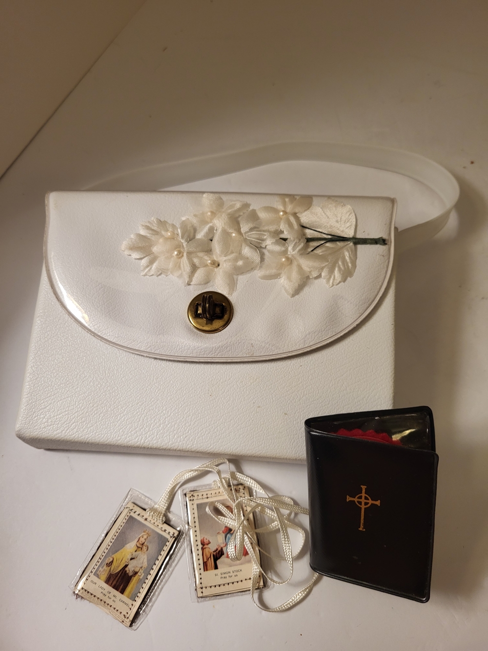 1959 White Holy First Communion Purse W/ Pocket Shrine And Scapulars